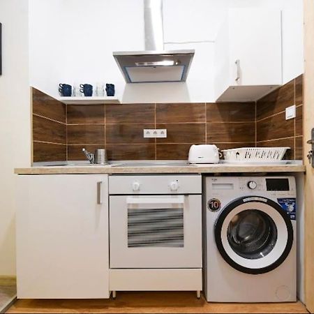 1 Bedroom Flat In Nyar Str., Central Budapest Eksteriør billede