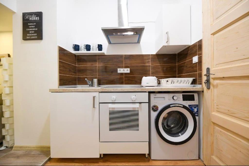 1 Bedroom Flat In Nyar Str., Central Budapest Eksteriør billede