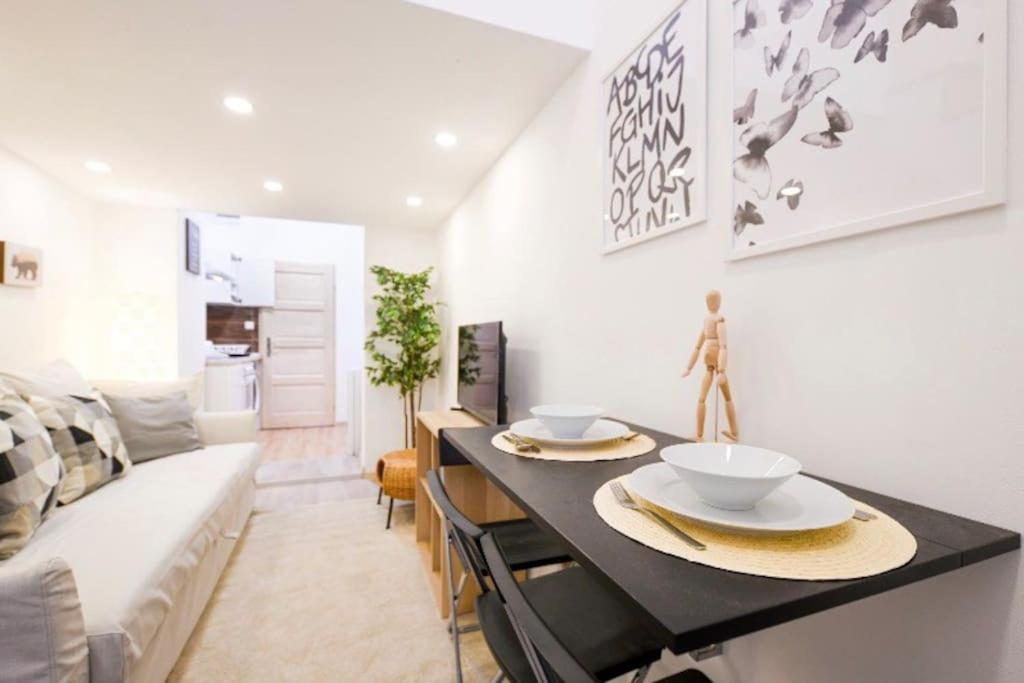 1 Bedroom Flat In Nyar Str., Central Budapest Eksteriør billede