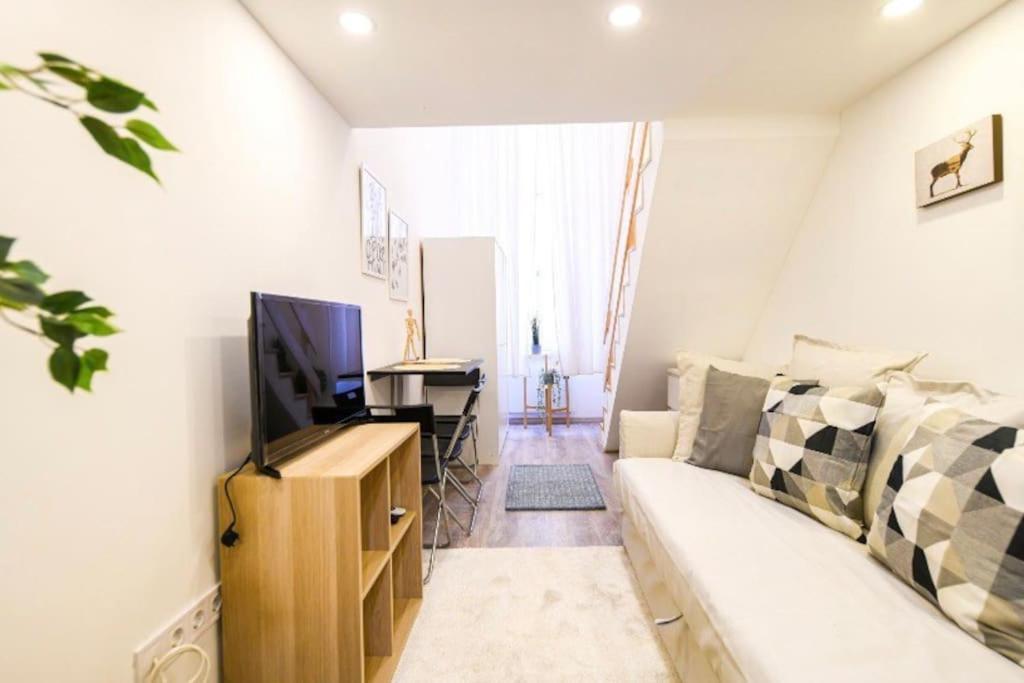 1 Bedroom Flat In Nyar Str., Central Budapest Eksteriør billede