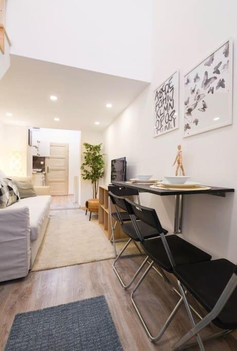 1 Bedroom Flat In Nyar Str., Central Budapest Eksteriør billede